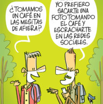 Un café en las mesas de afuera